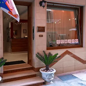https://residence-eleonora.hotelinveneto.com